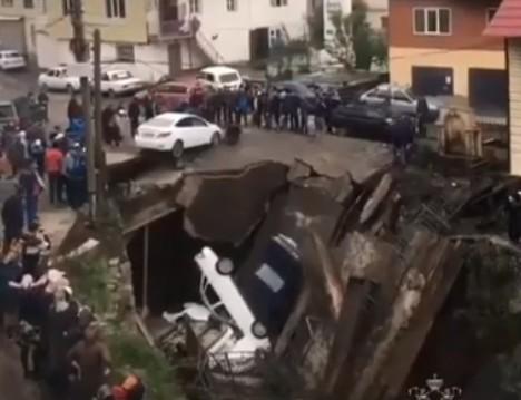 Мост вместе с автомобилями рухнул на глазах очевидцев в Дагестане